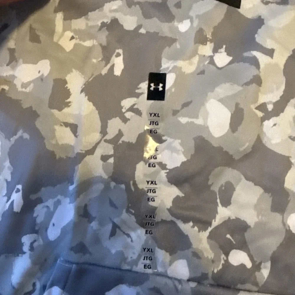 Boy's Under Armour Fleece Big Logo Printed Camo Hoodie In‎ Gray Size Extra Large